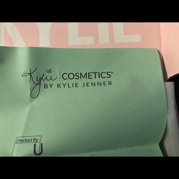 Kylie Jenner Highlighter - Picture 3 of 5
